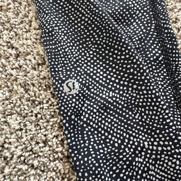 Lululemon black & white dot print cropped leggings size 6 - Picture 6 of 10